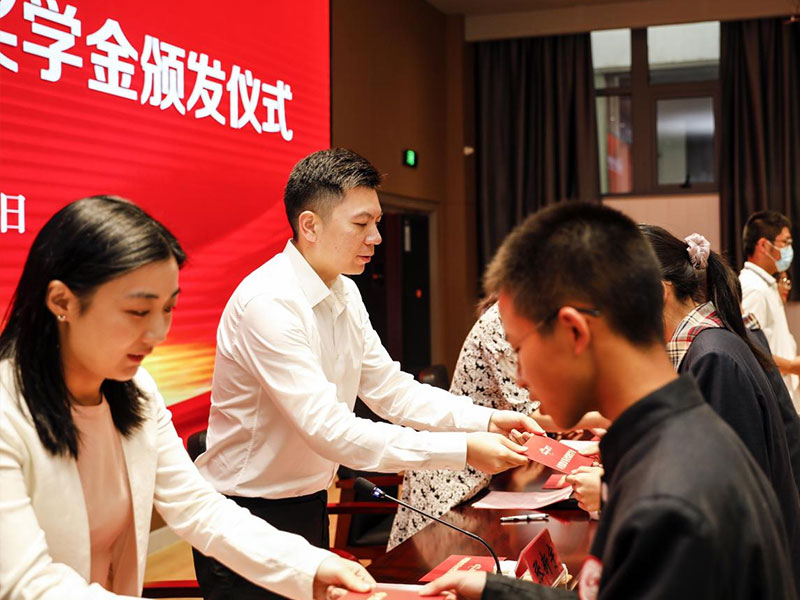 99499威尼斯股份上市一周年丨阔步前进 筑梦新程